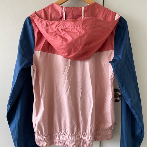 The North Face wind breaker. - Picture 3 of 3